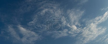 Téléchargez les photos : Cirrus nuage sur ciel bleu. Nuages majestueux. - en image libre de droit