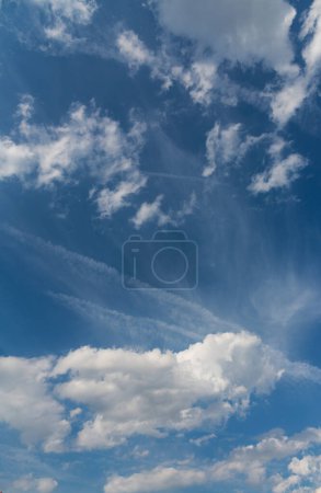 Téléchargez les photos : Cirrus nuage sur ciel bleu. Nuages majestueux. - en image libre de droit