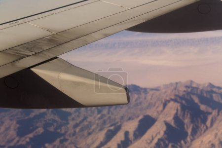 Luftaufnahme der Berge und sandigen Hochebene von Ägypten, der Sinai-Halbinsel. Luftaufnahmen. Blick auf die Erde aus der Tragfläche des Flugzeugs.