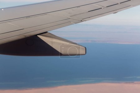 Luftaufnahme der Berge und sandigen Hochebene von Ägypten, der Sinai-Halbinsel. Luftaufnahmen. Blick auf die Erde aus der Tragfläche des Flugzeugs.