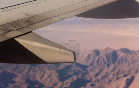 Vue aérienne des montagnes et du plateau sablonneux de l'Egypte, la péninsule du Sinaï. Photographie aérienne. Vue de la terre depuis l'aile de l'avion.