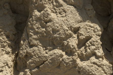 Du grès. Du sable pétrifié dans une carrière. Erosion de la colline de sable.