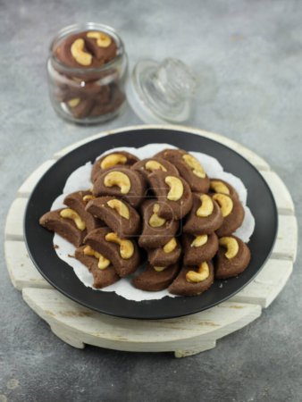 Foto de Choco cashew cookies. Chocolate cookies with cashew nut topping. - Imagen libre de derechos