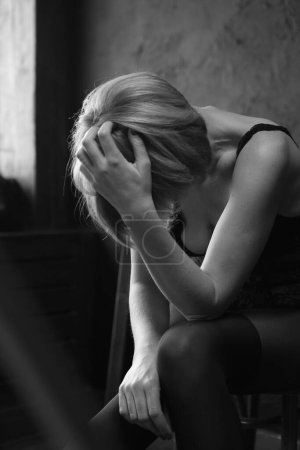 Téléchargez les photos : Femme frustration trouble tristesse solitude perte deuil guerre humanité à l'intérieur sans électricité - en image libre de droit