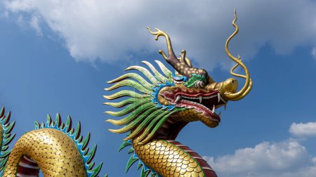 Foto de Decoración del dragón del año nuevo chino en el fondo azul del cielo. Diseños de esculturas chinas. Cabeza de dragón. Feliz Año Nuevo. Dragón Decoración sobre fondo festivo. - Imagen libre de derechos