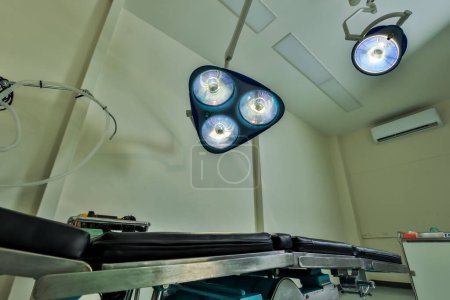 Téléchargez les photos : Lampes chirurgicales en salle d'opération. Équipement et dispositifs médicaux dans la salle d'opération moderne - en image libre de droit