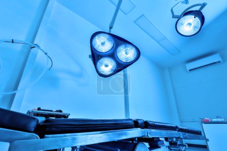 Téléchargez les photos : Lampes chirurgicales en salle d'opération. Équipement et dispositifs médicaux dans la salle d'opération moderne - en image libre de droit
