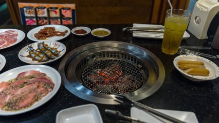 Foto de Estufa de yakiniku que tiene carbón caliente antes de asar la carne. Parrillas de barbacoa vacías con carbón en llamas. - Imagen libre de derechos