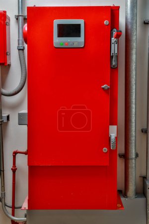 Téléchargez les photos : Fire alarm control panel for fire suppression system. Industrial fire control system. generator pump controller for water sprinkler piping and fire protection system. - en image libre de droit
