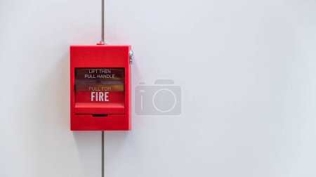 Téléchargez les photos : Alarme incendie sur le mur. Équipement d'alarme ou d'alerte en cas d'incendie ou d'alarme sonore. Boîte d'alarme incendie sur mur de ciment pour système d'avertissement et de sécurité dans la copropriété. - en image libre de droit