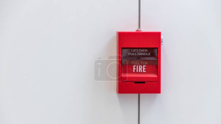 Téléchargez les photos : Alarme incendie sur le mur. Équipement d'alarme ou d'alerte en cas d'incendie ou d'alarme sonore. Boîte d'alarme incendie sur mur de ciment pour système d'avertissement et de sécurité dans la copropriété. - en image libre de droit