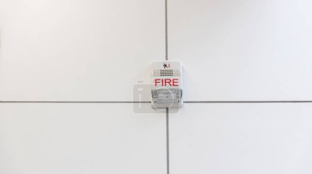 Téléchargez les photos : Une alarme incendie avec lumière stroboscopique intégrée pour alerter en cas d'incendie. Une alarme incendie sonore et stroboscopique est montée sur un mur intérieur dans le cadre du système d'alarme incendie - en image libre de droit