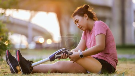 Sportler mit Beinprothese beim Aufwärmtraining im Park. Frau mit Prothesen zum Joggen. Weibchen mit Beinprothese