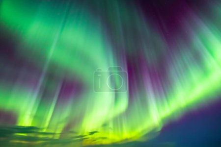 Foto de Aurora de auroras boreales. Aurora boreal. Una noche maravillosa con luces boreales en iceland. Espiral islandés auroras boreales. - Imagen libre de derechos