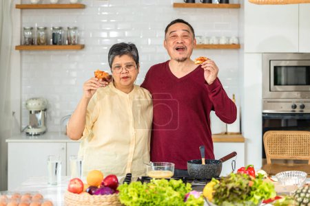 Couple aîné asiatique heureux vivant dans la cuisine de la maison. Couple âgé cuisinant dans une cuisine. Joyeux couple d'âge mûr famille ensemble dans la cuisine, Aînés actifs. Relations et activités avec les personnes âgées