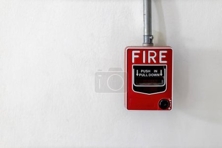 Téléchargez les photos : Un feu ! ou Cas d'urgence au bâtiment de l'usine. Équipement d'alarme ou d'alerte incendie ou d'alarme cloche - en image libre de droit