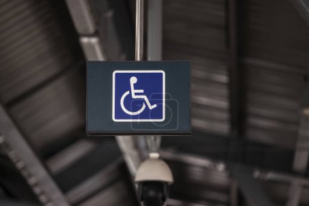 Ascensor accesible con letrero. Personas con discapacidad ascensor cerca de modernas instalaciones de apartamentos. El ascensor especial para discapacitados en la entrada de la casa de estar. Equipamiento con silla de ruedas..