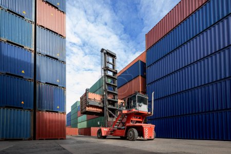 Containerstapel in einem Hafen. Schiffscontainer auf Frachtschiff gestapelt Hintergrund des Containerstapels in einem Hafen. Industriehafen mit Containern