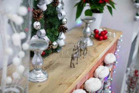 Foto de Decoración de Navidad en la chimenea de ladrillos. Chimenea con tabla de madera y calcetines de invierno. - Imagen libre de derechos