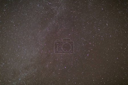 Foto de Los pequeños puntos en la foto son estrellas de galaxias distantes en un cielo claro y sin nubes por la noche. El universo en una pequeña porción de la foto. - Imagen libre de derechos