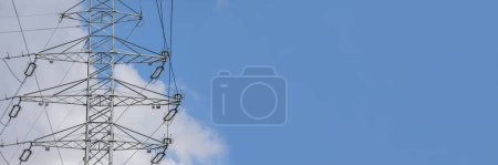 Foto de Un poste de línea aérea de alto voltaje sobre un fondo de nubes y a la derecha un espacio libre para su propia composición de información sobre la economía energética. - Imagen libre de derechos