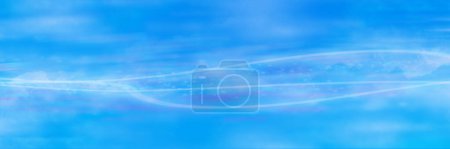 Téléchargez les photos : Vue panoramique d'un fond bleu avec des lignes sinueuses rougeoyantes. Grand flou provoquant un effet photographique de brouillard et de vent. - en image libre de droit
