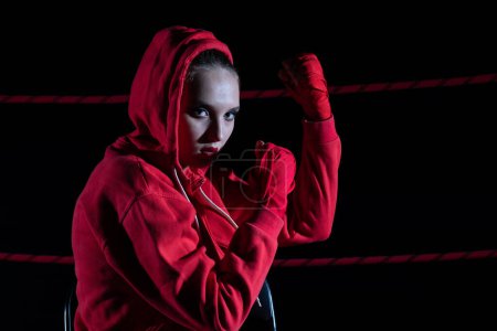 Téléchargez les photos : Contact et sport pointu sur le ring pour les femmes et les hommes. - en image libre de droit