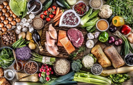 Foto de Vista superior de una amplia variedad de ingredientes alimenticios de nutrición perfecta para una vida saludable. - Imagen libre de derechos