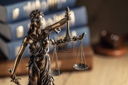Estatuto de Justicia y libros de derecho en segundo plano.