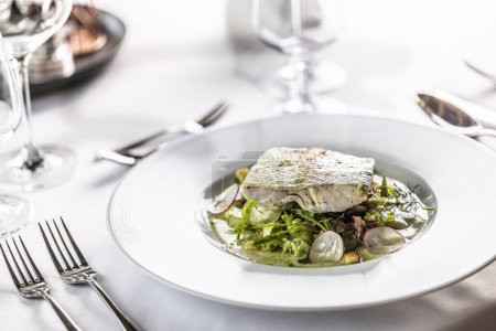 Téléchargez les photos : Cog fish servi avec salade verte et vinaigrette. - en image libre de droit