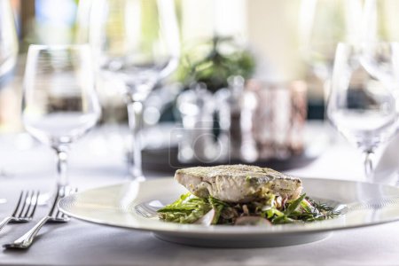 Téléchargez les photos : Célébration dîner est prêt sur une table décorée avec du poisson et de la salade comme plat principal. - en image libre de droit