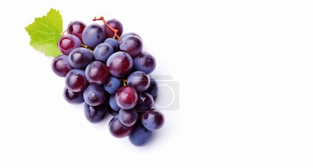 Ramo de uvas rojas maduras y jugosas sobre un fondo blanco aislado. IA generativa.