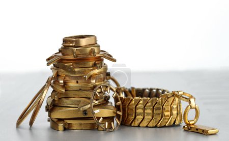 Téléchargez les photos : Un tas de vieux boîtiers de montres plaqué or, et des bracelets avec Aurum, marques AU. Un bout d'or. - en image libre de droit