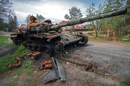 Foto de El tanque ruso fue destruido por el ejército ucraniano en la región de Kiev. Enfoque selectivo. - Imagen libre de derechos