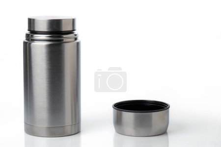 Téléchargez les photos : Pot alimentaire sous vide en acier inoxydable isolé sur fond blanc. - en image libre de droit