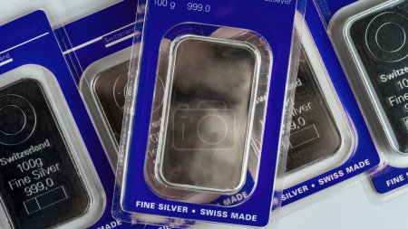 Mehrere Silberbarren mit einem Gewicht von 100 Gramm in transparenter Blisterverpackung 