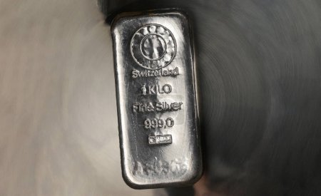Foto de Barra de plata fundida que pesa un kilogramo sobre un fondo metálico abstracto. - Imagen libre de derechos