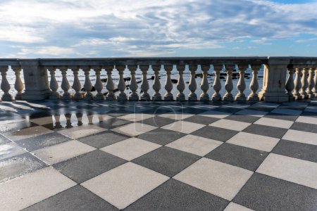 Foto de Livorno, Italia-27 de noviembre de 2022: Mascagni terrace, a splendid belvedere terrace with checkerboard paved surface, Livorno, Tuscany, Italia during a sunny day. - Imagen libre de derechos