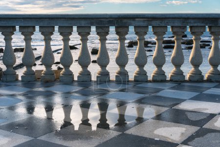 Foto de Livorno, Italia-27 de noviembre de 2022: Mascagni terrace, a splendid belvedere terrace with checkerboard paved surface, Livorno, Tuscany, Italia during a sunny day. - Imagen libre de derechos