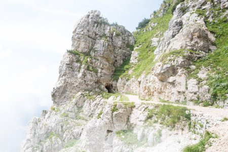 Téléchargez les photos : La route des 52 tunnels est un chemin muletier militaire construit pendant la Première Guerre mondiale sur le massif de Pasubio en Italie. - en image libre de droit