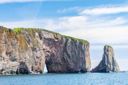 Foto de Vista de Perc Rock, una enorme formación rocosa en el Golfo de San Lorenzo en la punta de la península de Gasp en Qubec, Canadá, frente a la bahía de Perc - Imagen libre de derechos