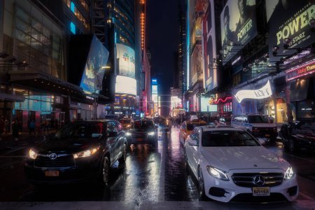 Foto de Nueva York, Estados Unidos - 9 de agosto de 2019: Tráfico entre las luces y los rascacielos de Time Square en Manhattan durante una noche de verano - Imagen libre de derechos