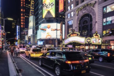 Foto de Nueva York, Estados Unidos - 9 de agosto de 2019: Personas y turistas pasean entre las luces y los rascacielos de Time Square en Manhattan durante una noche de verano - Imagen libre de derechos
