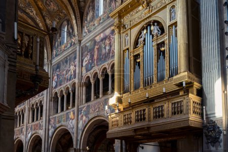 Téléchargez les photos : Parme, Italie-3 avril 2022 : vue de l'intérieur de la cathédrale de Parme avec ses belles fresques - en image libre de droit