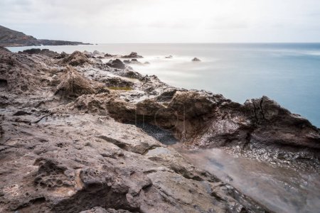 Téléchargez les photos : Côte de Lanzarote près du célèbre lac vert d'eau salée nommé Charco de los clicos à Lanzarote durind une journée nuageuse - en image libre de droit