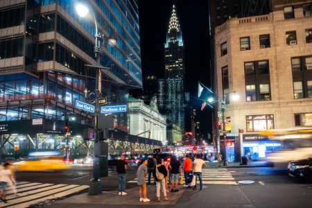 Foto de Nueva York, Estados Unidos - 9 de agosto de 2019: Vista del edificio Chrysler iluminado durante una noche de verano - Imagen libre de derechos