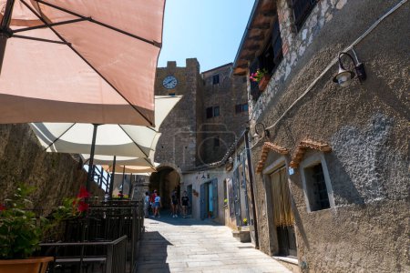Téléchargez les photos : Capalbio, Italie - 11 août 2020 : les gens visitent le village médiéval de Capalbio par une journée ensoleillée - en image libre de droit