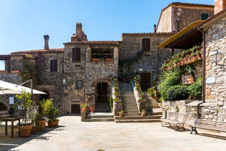 Téléchargez les photos : Capalbio, Italie-11 août 2020 : Vue du village médiéval de Capalbio par une journée ensoleillée - en image libre de droit