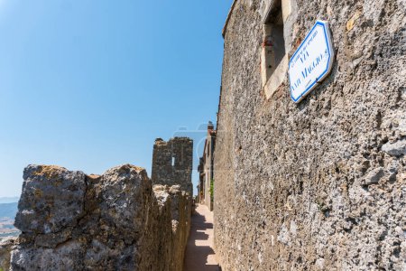 Téléchargez les photos : Capalbio, Italie-11 août 2020 : Vue du village médiéval de Capalbio par une journée ensoleillée - en image libre de droit