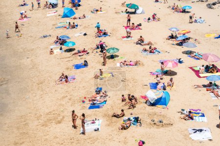Téléchargez les photos : Lanzarote, Espagne - 15 août 2018 : les gens se détendent sur l'une des nombreuses plages de Lanzarote pendant une journée d'été - en image libre de droit